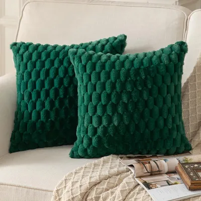 Produktbild von Elzusha – Set aus 2 flauschigen Kissenbezügen in Dunkelgrün, 60x60 cm