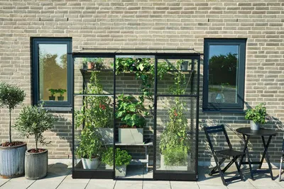 Produktbild von Anlehngewächshaus Halls Qube Lean-To 26 Sicherheitsglas 3 mm 65 x 189 cm schwarz