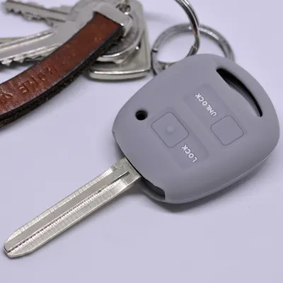 Produktbild von Auto Schlüssel Silikon Schutz Hülle Grau kompatibel mit Toyota Yaris RAV 4 Aygo Corolla Avensis 2 Tasten Funk Fernbedienung
