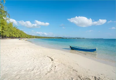 Produktbild von Wallario Fototapete Vliestapete, seidenmatte Oberfläche, einfache Verarbeitung, Größe 350 x 245 cm, Motiv Boot an einem tropischen Strand