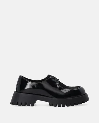 Imagen del producto de Zapatos planos de mujer VENEZIA, estilo mocasín, color negro, fabricados en cuero de charol con suela gruesa de cuero y gamuza negros. Talla 37