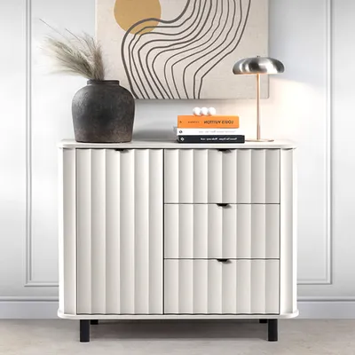Obrázek produktu pro Belmy Komoda bílá 111 cm VELANO – moderní Sideboard 1 dveře 3 zásuvky drážkovaná čela