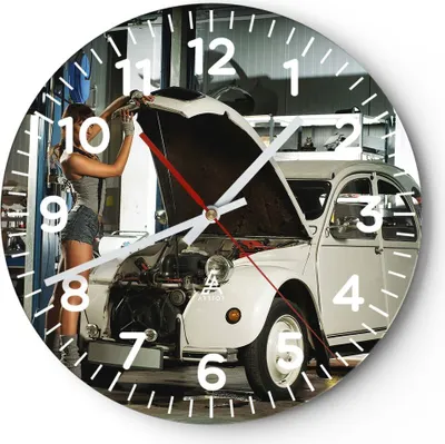 Produktbild von Wanduhr - Rund - Glasuhr - Mädchen jung Auto Mechaniker - 30x30cm - Schleichendes Uhrwerk - Lautlos - zum Aufhängen bereit - Dekoration Modern - Wanddekoration aus Glas - C4AR30x30-2426