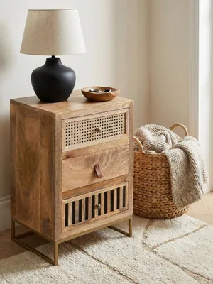 Detailaufnahme der Mango-Massivholz-Maserung und des Wiener Geflechts am Schubkasten des Design-Nachttisches._#sku_SAFWL6.482#