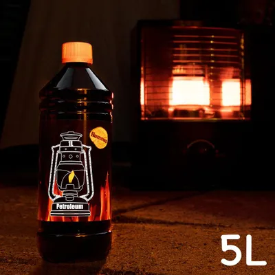 1 Flasche Petroleum vor laufendem Petroleumofen