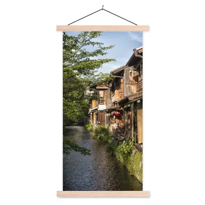 Produktbild von MuchoWow® Textilposter Traditionelle Häuser entlang des Kanals in der Nähe von Kyoto in Japan 60x120 cm mit holzfarbenen Rahmen - Holz