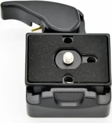 Obrázek produktu pro Fotoadaptér 323 rychloupínací svorky + rychloupínací destička kompatibilní s destičkou Manfrotto 200PL-14-Compat