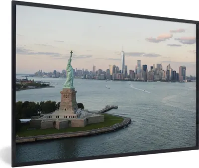 Produktbild von MuchoWow® Gerahmtes Poster New York - Freiheitsstatue - Amerika 60x40 cm - Poster mit Schwarzem Bilderrahmen Wandposter Rahmen Foto Bilder - Printing - Wanddeko Schlafzimmer