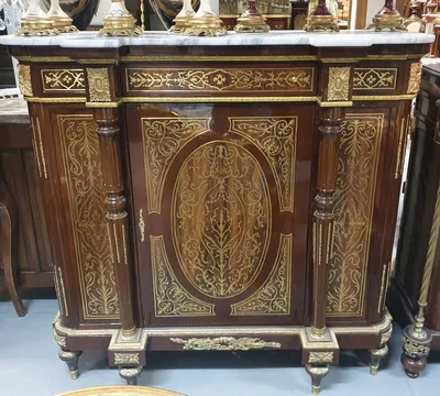 Produktbild von Casa Padrino Barock Sideboard Braun / Gold / Weiß - Handgefertigter Barockstil Massivholz Schrank mit Marmorplatte - Wohnzimmer Möbel im Barockstil - Antik Stil Möbel - Barock Möbel