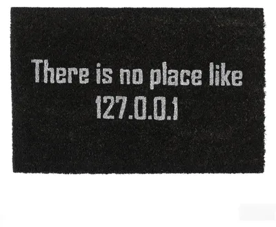 Imagen del producto de Alfombrilla Relaxdays de fibra de coco, con el texto "No hay lugar como 127.0.0.1", diseño "Nerd", para uso interior y exterior, alfombrilla de coco, 60x40 cm, color negro