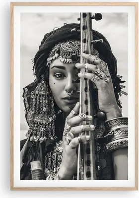 Produktbild von Gerahmtes Poster - Rahmen in heller Eiche - Frau ethnisch Schmuck - 61x91,5 cm - Wand Bild - Wanddeko - Wandbilder - Kunstposter - Wandposter - Bilderrahmen - Bilder - Kunstdruck - P2NPA61x91-5027