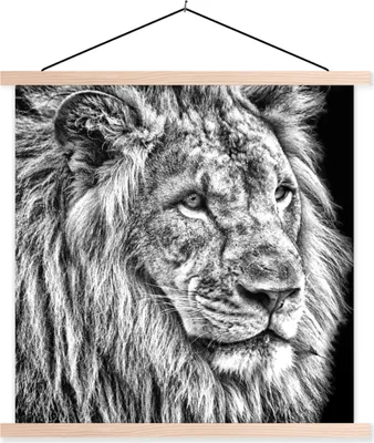Produktbild von MuchoWow® Textilposter Porträt - Löwe - Schwarz und weiß 40x40 cm mit holzfarbenen Rahmen - Posterleiste
