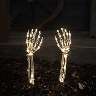 Produktbild von Lights4fun 2er Set LED Skelett-Arme Stableuchten – Batteriebetriebene Halloween Deko für Garten mit Timer – Gruselige Außenbeleuchtung – 26 cm