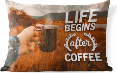 Produktbild von MuchoWow® Outdoor Kissen - Kaffee - Zitate - Sprichwörter - Das Leben beginnt nach dem Kaffee - 60x40 cm - Wetterfest - Lounge Kissen - Zierkissen - Kissen für Innenräume