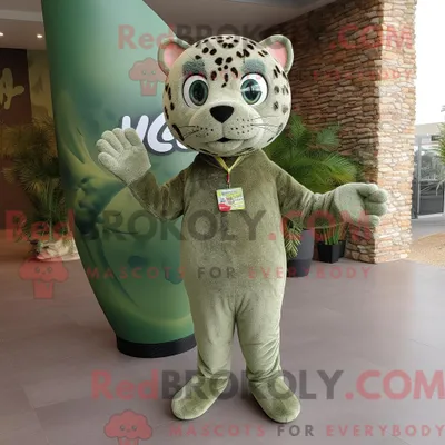 Productafbeelding van Mascottefiguur REDBROKOLY van een Olive Jaguar gekleed met een skinny jeans en dasspelden