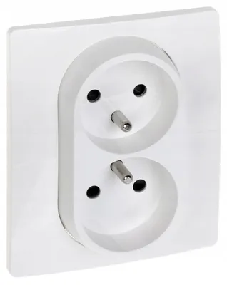 Imagen del producto de Enchufe doble Legrand NILOE, color blanco, con toma de tierra