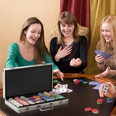 Produktbild von SUGIFT Poker Set Texas Hold'em mit Matte, Pokerset 300 Chips im Aluminiumkoffer, Silber | 7 Stückelungen | 11,5 g/Chip | 38,5 x 23 x 6,5 cm