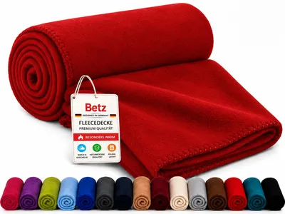 Produktbild von Betz Fleecedecke 130x170 cm 180g/m² – Wohndecke & Kuscheldecke – Flauschige Sofadecke Tagesdecke – Leicht, wärmend & pflegeleicht – Farbe Dunkelrot, KI-generiertes Bild