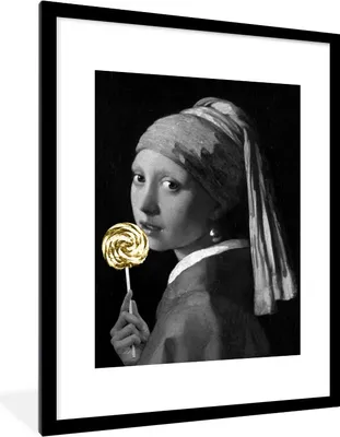 Produktbild von MuchoWow® Gerahmtes Poster Mädchen mit Perlenohrring - Vermeer - Lollipop - Gold 60x80 cm - Poster mit Schwarzem Bilderrahmen Wandposter Rahmen Foto Bilder - Wohnzimmer - Dekorationen - Prämie