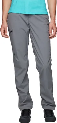 Damen Kletterhose "Technician Alpine Pants" in Grau von Black Diamond; getragen von einer Frau mit blauer Oberbekleidung.