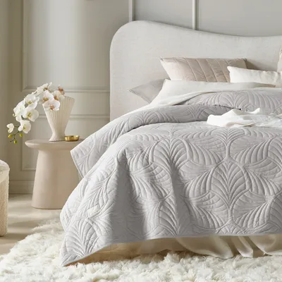 Produktbild von Room99 Feel Tagesdecke Bettüberwurf 220x240 Allzweckdecke Sofaüberwurf Hellgrau Grau