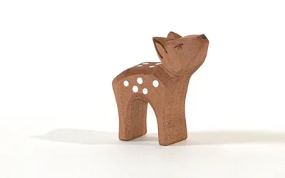 Produktbild von Ostheimer Holz-Spielfigur Rehkitz Kopf hoch, handgefertigt aus Ahorn, 5 cm hoch