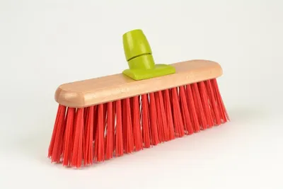 Immagine prodotto di Linea street broom - robusta scopa per esterni con manico in legno laccato rosso