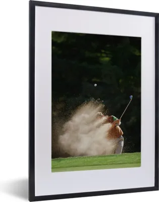 Produktbild von MuchoWow® MuchoWow® Gerahmtes Poster Ein männlicher Golfer schlägt den Golfball aus dem Bunker auf das Grün 30x40 cm - Poster mit zchwarzem Bilderrahmen - Wandposter Schlafzimmer