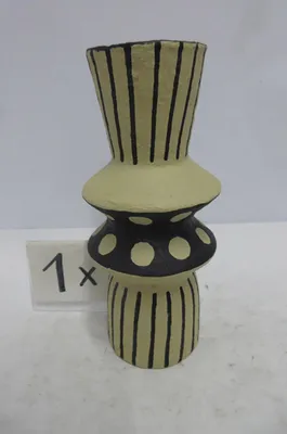 Zdjęcie produktu dla Gilde Vase, Reao, gepunktet, Linienmuster, Pappmache, creme, VE 2, D. 13.5 cm Höhe: 28.00 cm Durchmesser: 13.50 cm 55828