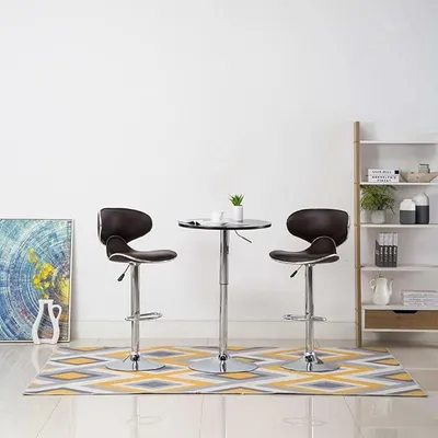 Imagen del producto de Juego de 2 taburetes marrones, tapizados en cuero sintético, con altura ajustable, giratorios y con reposapiés. Asiento cómodo, ideal para cocina, barra, bistró o establecimientos de hostelería