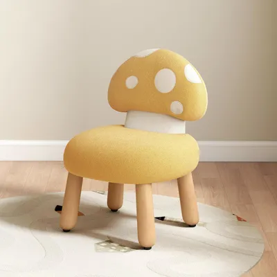Immagine prodotto di Poltrona per bambini in velluto giallo, con motivo a fungo e gambe in legno massello