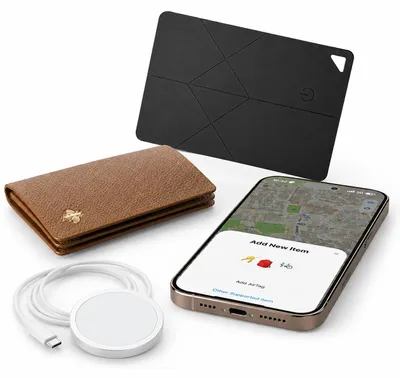 Kollektion von Tech-Zubehör, darunter ein Smartphone, eine Geldbörse mit Bienenemblem und ein schwarzes quadratisches Tracking-Gerät