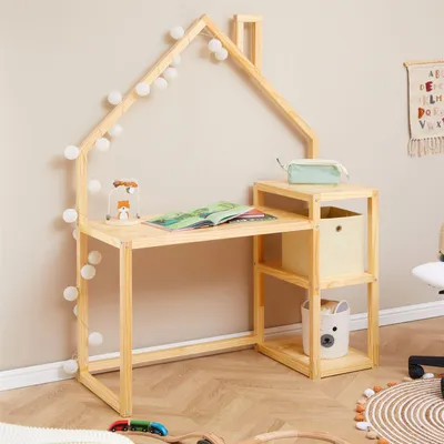 Produktbild von Kinderschreibtisch NIVIA Hausform natur mit Regal Stauraum gefertigt aus Kiefer Massiv. Stabil langlebig perfekt für Kinderzimmer. Montessori-Möbel ideal für Hausaufgaben oder Bastelarbeiten.