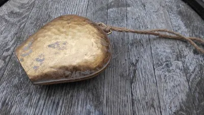 Produktbild von Große goldfarbene Kuhglocke Glockenschelle Eisen an Leinenkordel