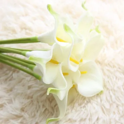Produktbild von 10 künstliche Calla-Lilien, realistische Latexblumen für Zuhause, Hochzeitsdekorationen, künstliche Calla-Lilien für die Braut – gelbe Knospen, weiße Blüten