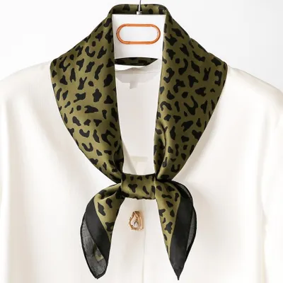 Zdjęcie produktu dla Chusta Gepard - Elegancka Jedwabna Chusta w Zielonym Kolorze KP13063