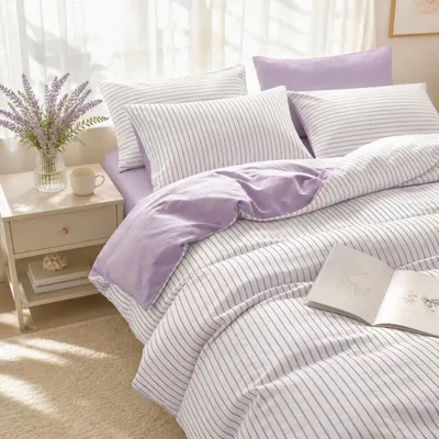 Zdjęcie produktu dla Komplet pościeli 135x200 cm, fioletowo-biały, w paski, wykonany z mikrofibry, zawiera poszewki na poduszki 80x80 cm