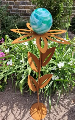 Produktbild von Glaszauber Blume Paris Cortenstahl 77 cm Kugel aus Glas in Jade Dekoration Garten