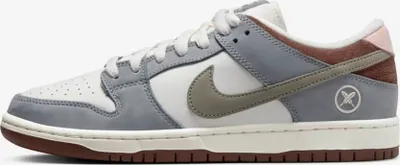 Produktbild von Nike SB Dunk Low x Yuto "Wolf Grey", Wolf Grey/Sail/Iron Grey, FQ1180-001, Größe: 45