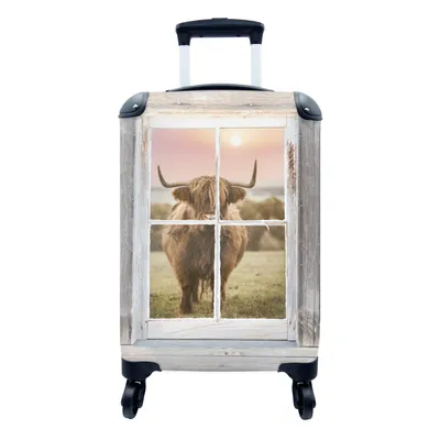 Produktbild von MuchoWow® Koffer Handgepäck Trolley Rollkoffer Kleine Reisekoffer mit 4 Rollen - Schottischer Highlander - Ansicht - Fenster - Cabin Size < 55x40x23 cm & 55x40x20 cm - Fotokoffer - Kabinenkoffer - Boardgepäck - Reise-Box - Reisekoffer - Reisegepäck - Koffer mit Bild - Trolley für Kinder