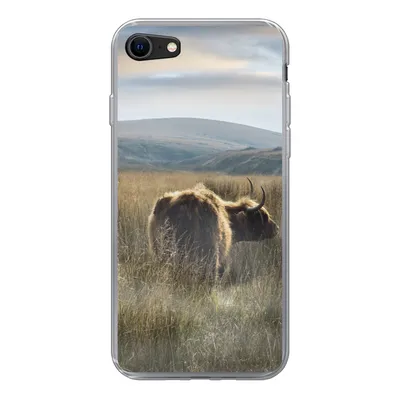 Produktbild von MuchoWow® Handyhülle Schutzhülle Hülle für iPhone SE 2020 Schottische Highlander - Nebel - Gras Silikon Softcase Handy Hülle - Kartenbesitzer