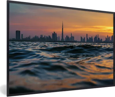Produktbild von MuchoWow® Gerahmtes Poster Ein schönes Bild von Dubai vom Wasser aus bei Sonnenuntergang 90x60 cm - Poster mit Schwarzem Bilderrahmen Wandposter Rahmen Foto Bilder - Fotorahmen - Foto-Plakat