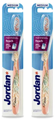 Imagen del producto de 2 cepillos de dientes Jordan Individual Reach, tamaño medio, pack ahorro - 2 unidades