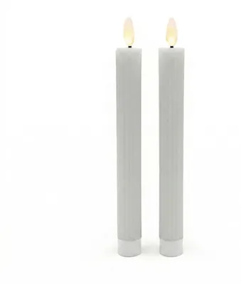 Produktbild von Relaxdays LED Stabkerzen, 2er Set, HxD: 25 x 2 cm, flackernde Flamme, Echtwachs, Rillen, flammenlose Kerzen, hellgrau