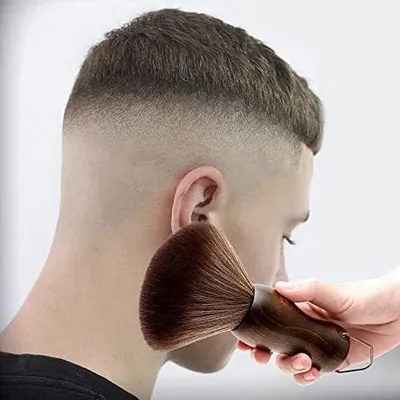 Produktbild von Bartbürste mit Nylonborsten und Holzgriff für Herren, Bartpflegeset und Rasierpinsel für den Friseursalon