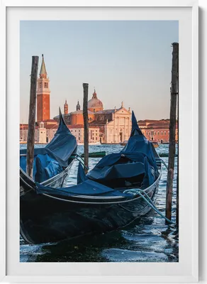 Produktbild von Venezianische Gondeln auf dem Wasser Italien– Wandbild mit Rahmen – Gerahmtes Bild  – Wanddekoration – 70x100 cm –  Weiß Rahmen