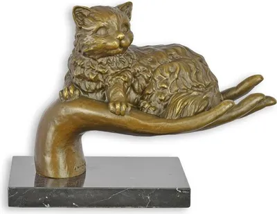 Productafbeelding van A Bronze Sculpture Of A Hand Holding A Cat