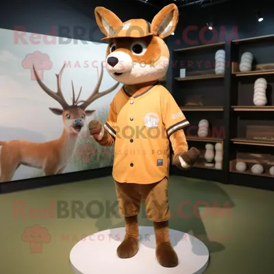 Produktbild von Rust-Reh REDBROKOLY Maskottchen Kostüm figur bekleidet mit einem Baseball-T-Shirt und Mützen