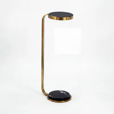 Beistelltisch C-Form mit Glasplatte und Marmorfuß in Gold, Gesamtansicht mit goldenem Stahlgestell.