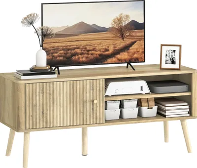 Produktbild von HOMCOM TV-Ständer, 115 cm, TV-Möbel für Fernseher bis 55 Zoll mit Schranktür, offenen Fächern und verstellbarem Einlegeboden, Kiefernholzbeine, TV-Bank für Wohnzimmer und Schlafzimmer, Eiche
